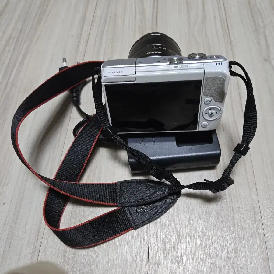 CANON EOS M