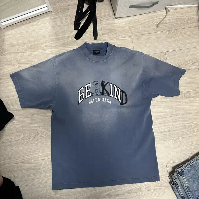 발렌시아가 비카인드 반팔 bekind 워싱 데미지 balenciaga