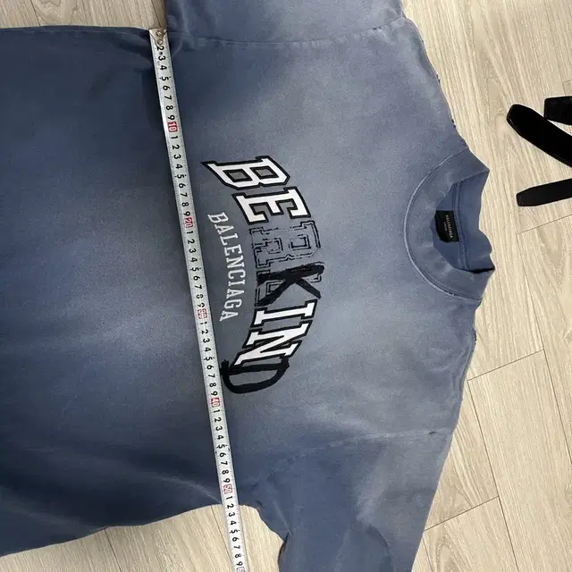 발렌시아가 비카인드 반팔 bekind 워싱 데미지 balenciaga