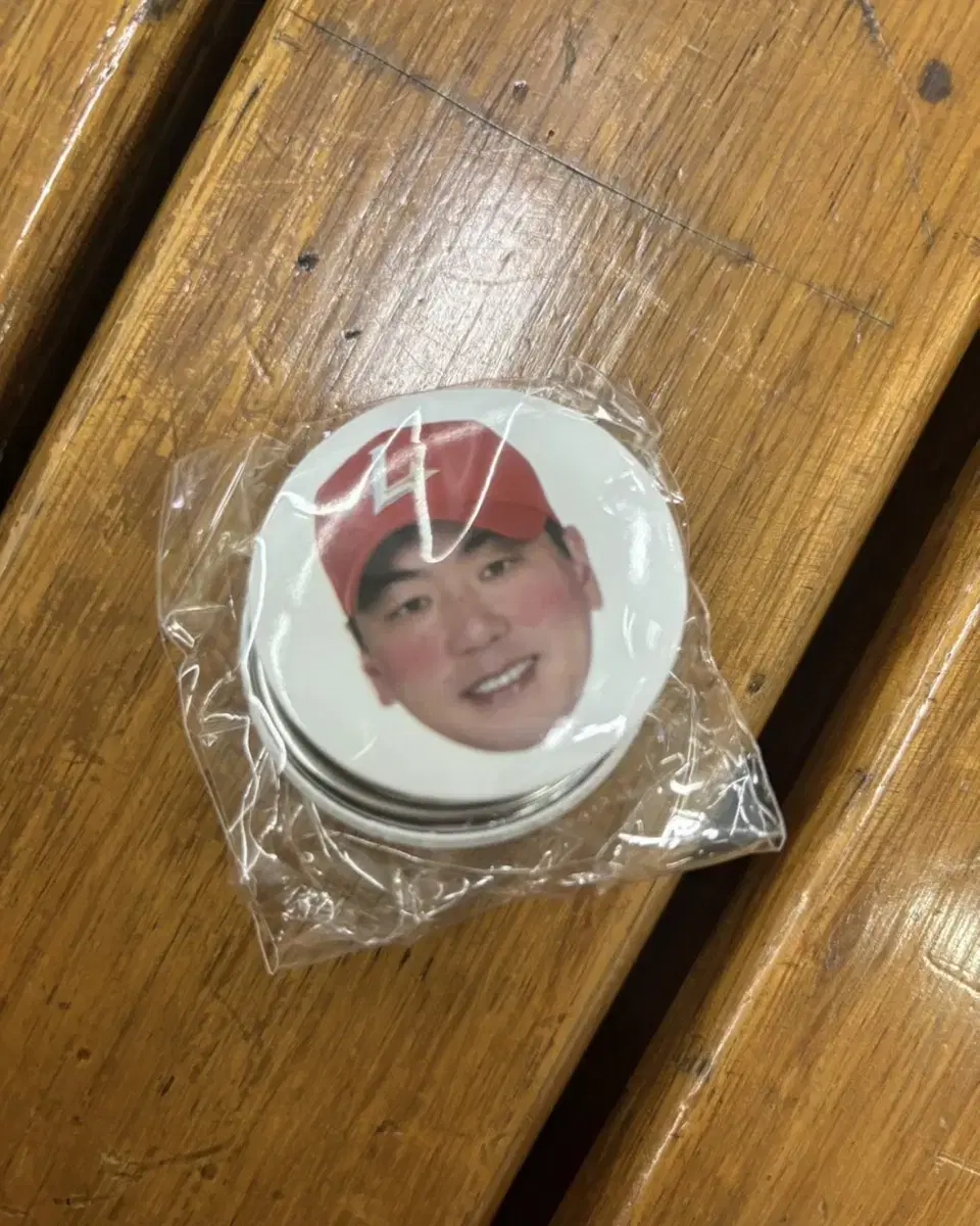 kim kwanghyun seo jin-yong face badge