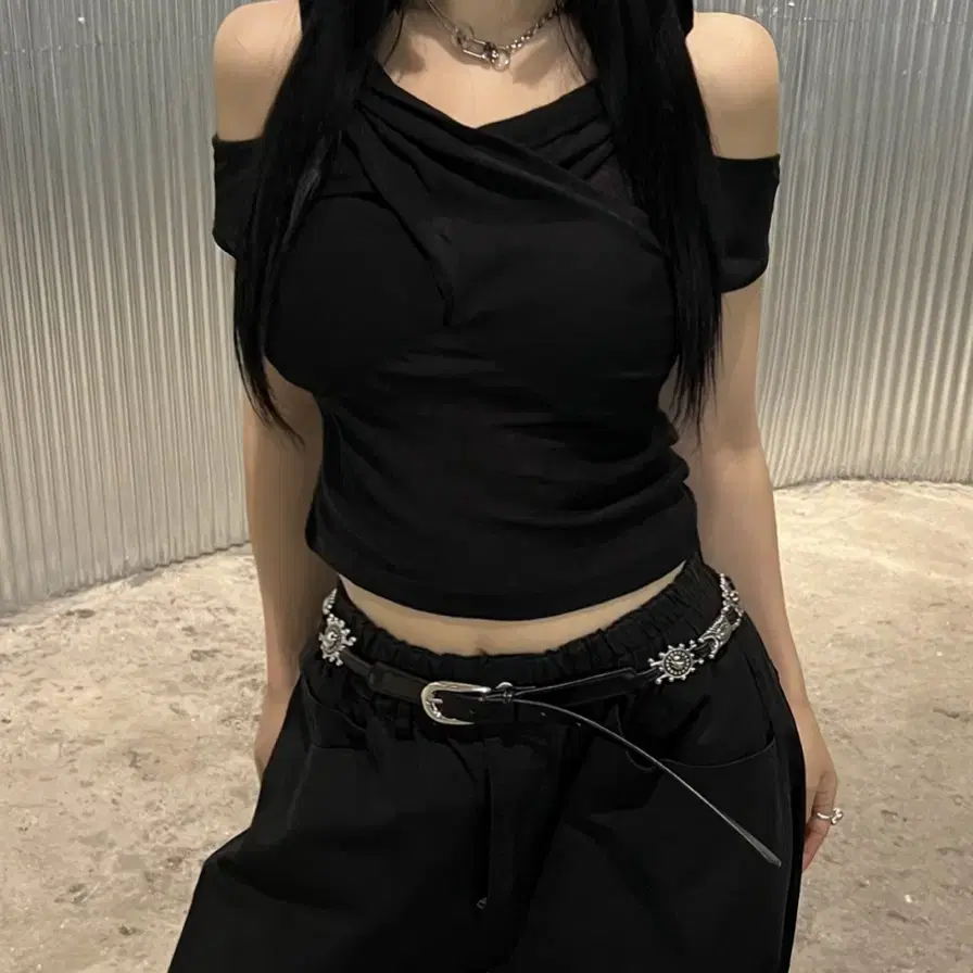 범즈 오프숄더 꼬임 후드 반팔 티셔츠