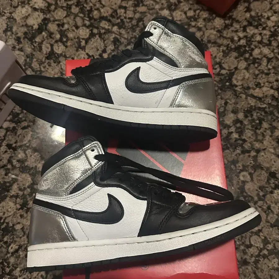 (W)Jordan 1 Retro High OG Silver Toe 235