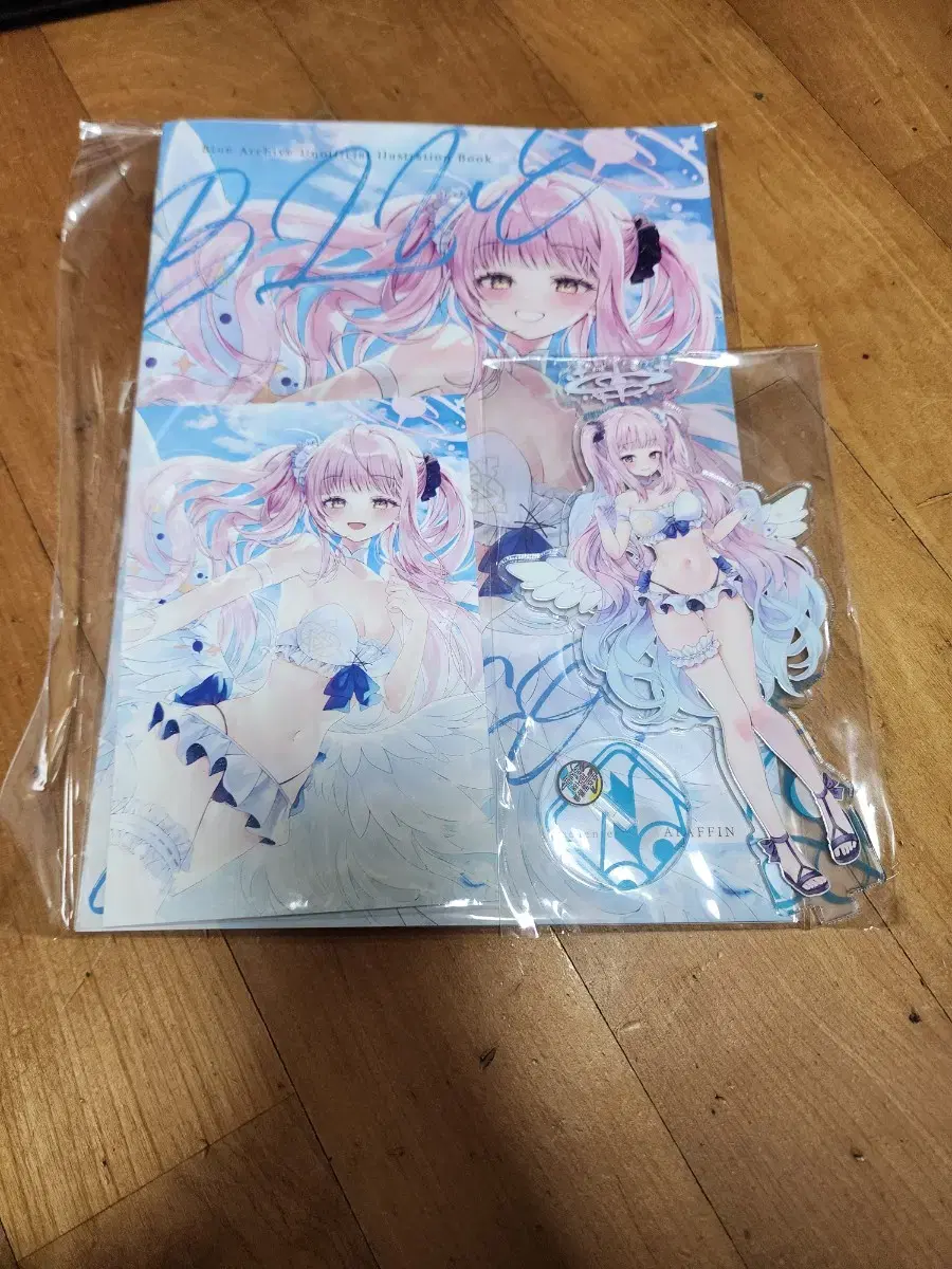 Sells Bloo Archive Originals fanbooks, photo cards, and acrylic stands.