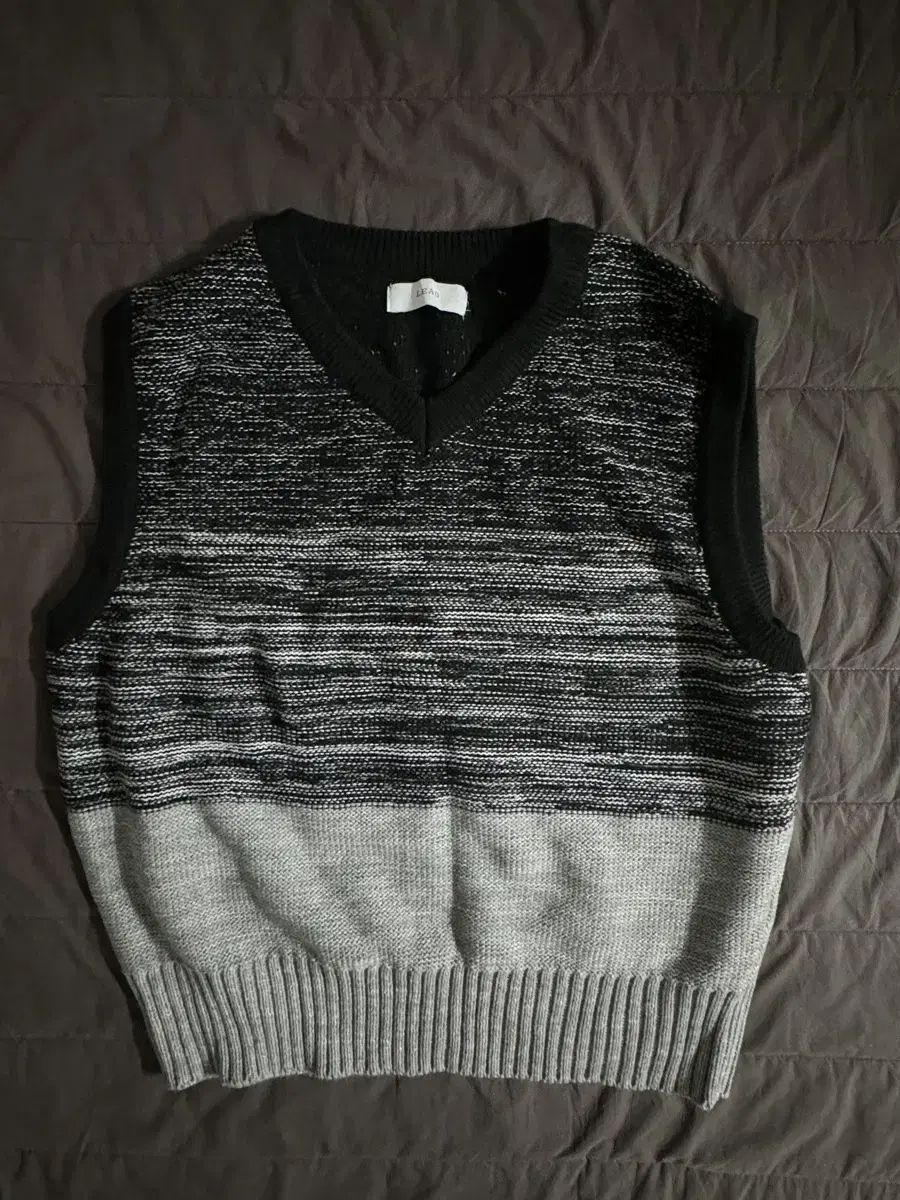 Short-sleeved knit vest