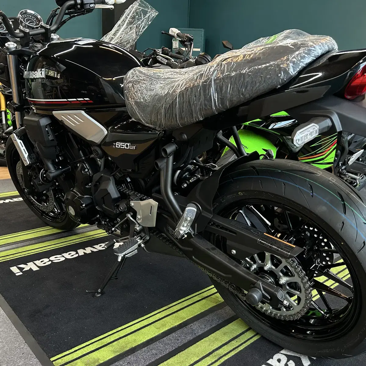 23년식 가와사키 Z650RS 블랙 신차 판매