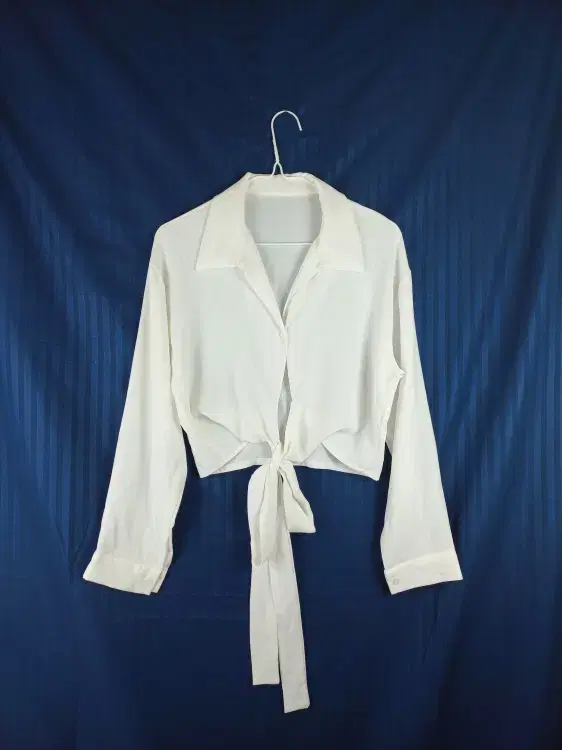 White blouse, delicate knot, cropped jacket 90