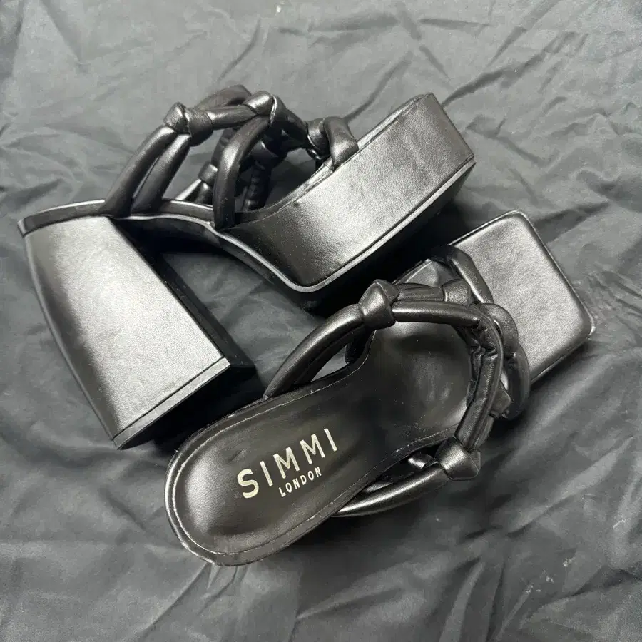 Simmi London 사각코 chunky 힐