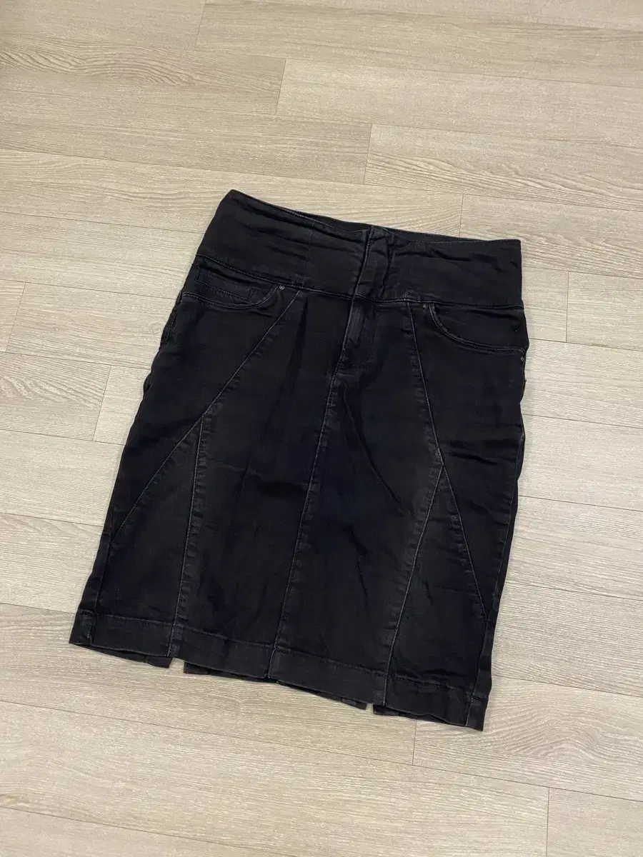 자라 zara 검정 치마 사선 디테일 블랙 미디 스커트 (M)