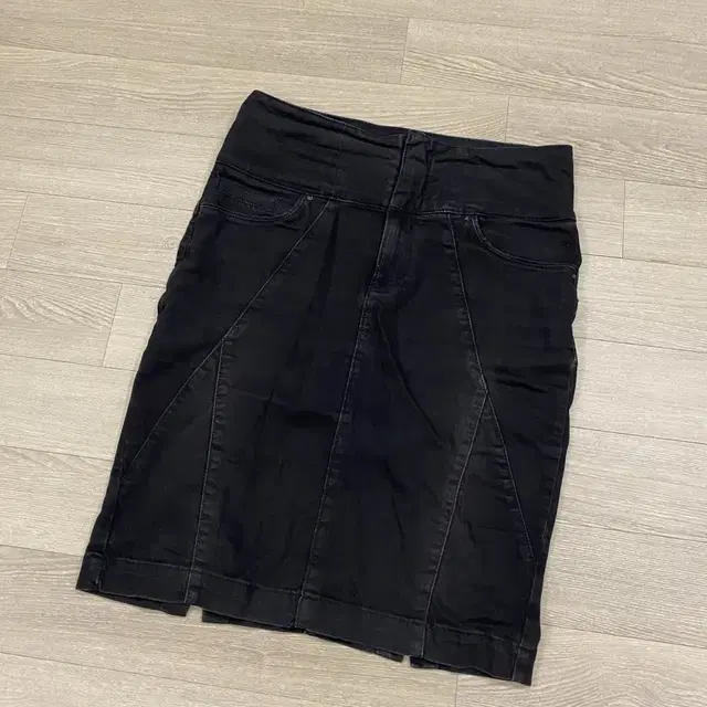 자라 zara 검정 치마 사선 디테일 블랙 미디 스커트 (M)