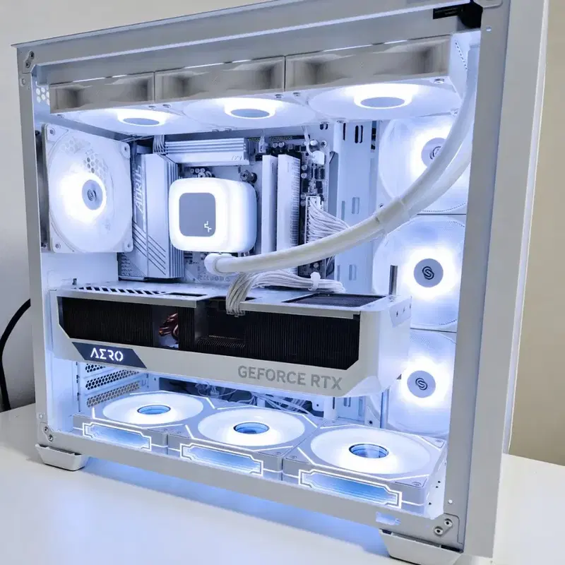 9800X3D 4080SUPER 화이트 고사양 데스크탑