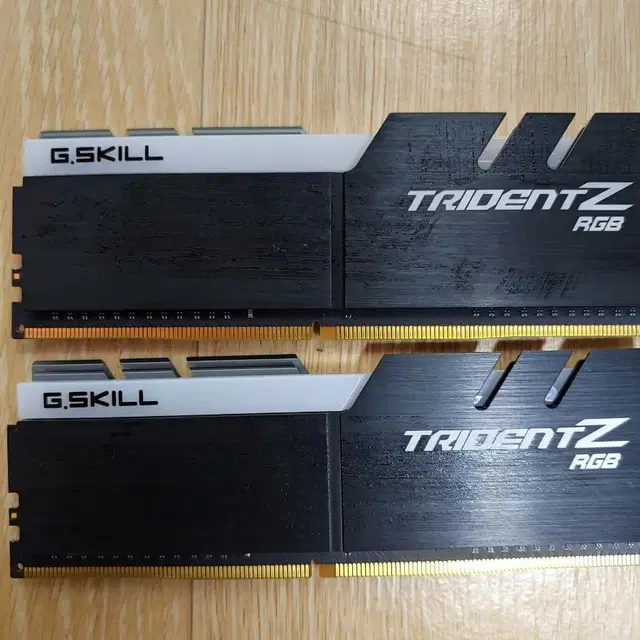 지스킬 트라이던트Z RGB ddr4 3200 8x2 16g 팝니다