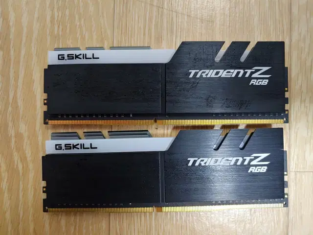 지스킬 트라이던트Z RGB ddr4 3200 8x2 16g 팝니다