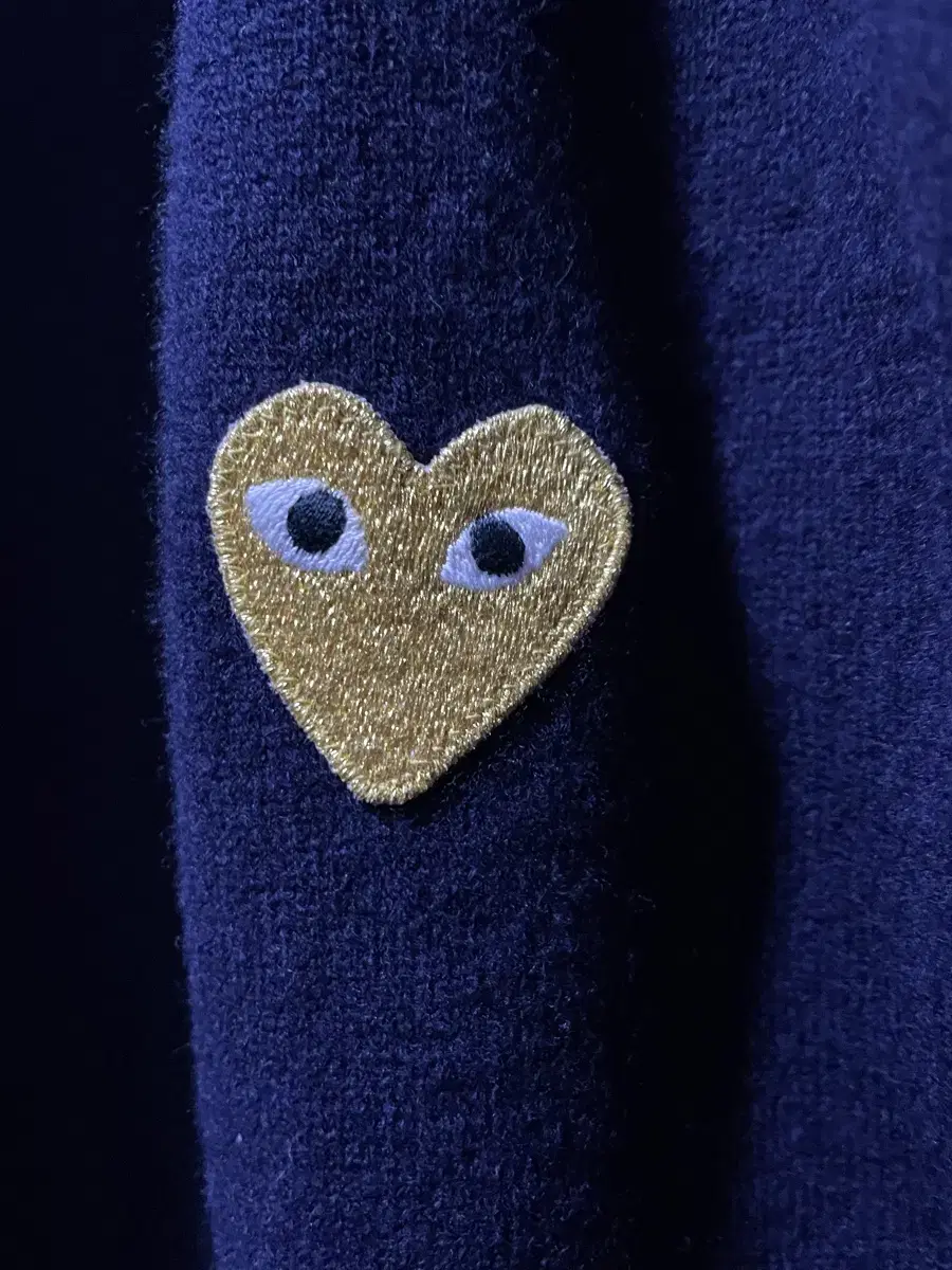 Comme des Garçons Song cardigan gold with pen L size sells for 150,000 won