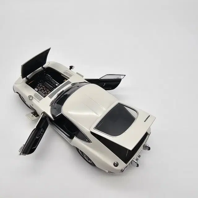 AUTOartTOYOTA2000GT쿠페(1:18)[6745_0252+#]