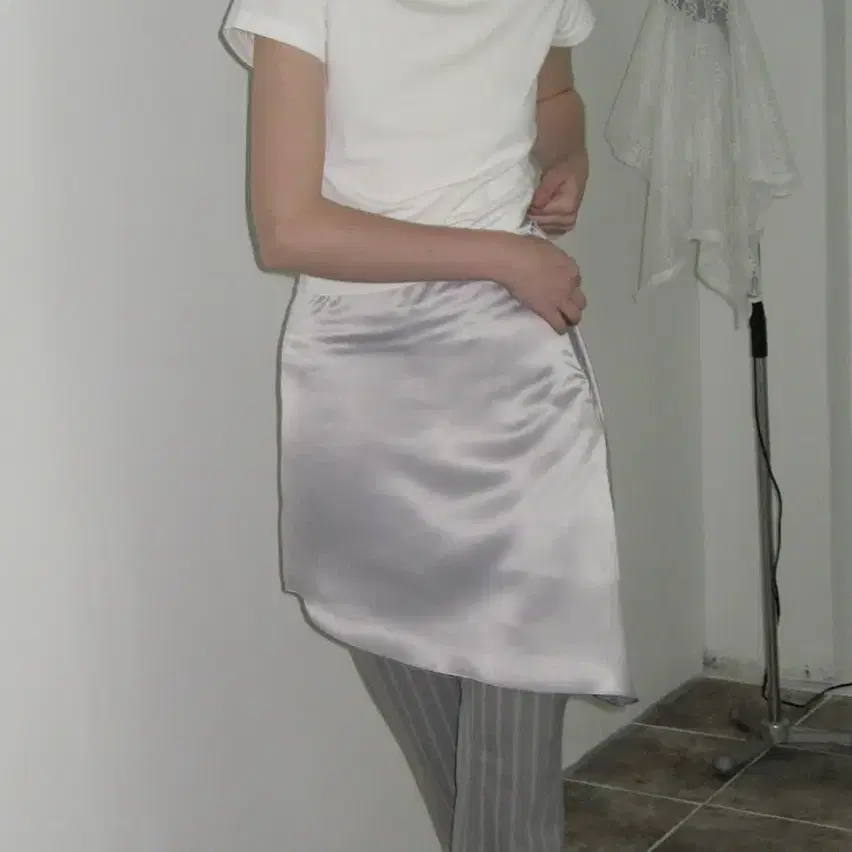 노앤뮤트 diagonal line satin skirt (실버)