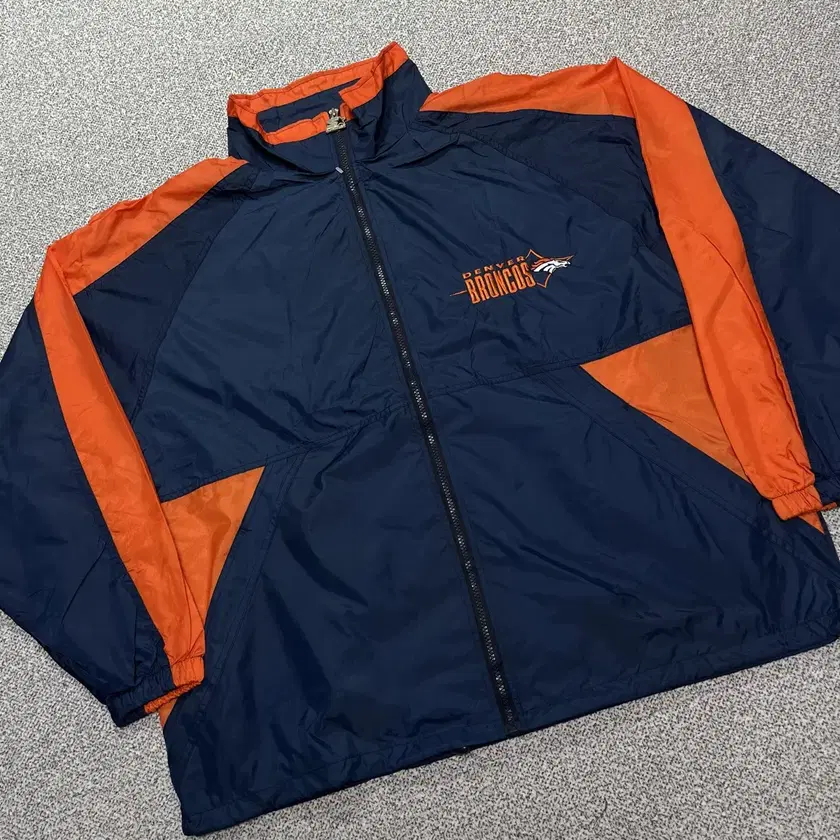 90s Starter NFL Pro Line Denver Broncos Windbreaker on