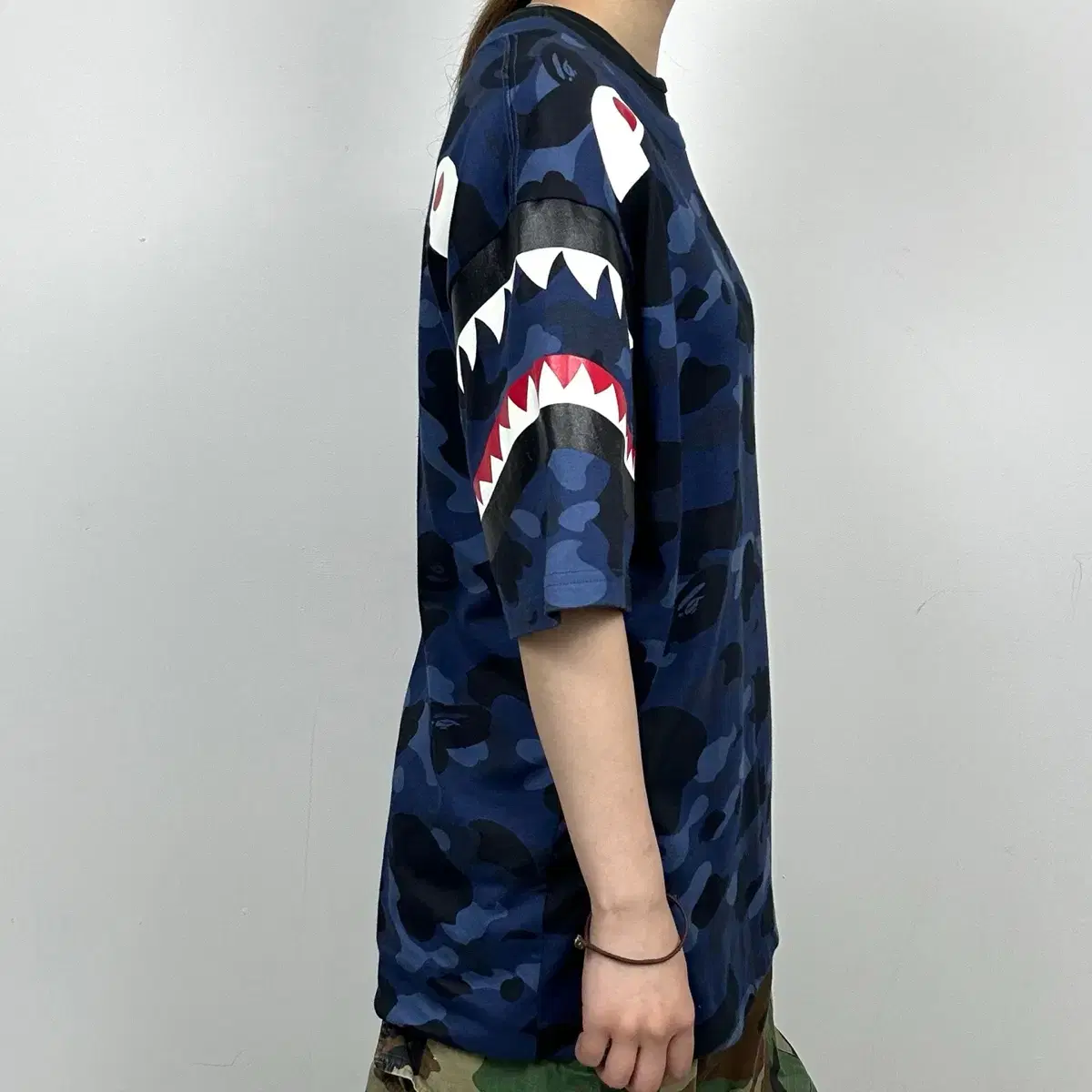 (무료배송) BAPE 베이프 카모 숄더 샤크 반팔티