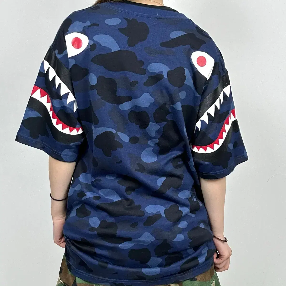 (무료배송) BAPE 베이프 카모 숄더 샤크 반팔티