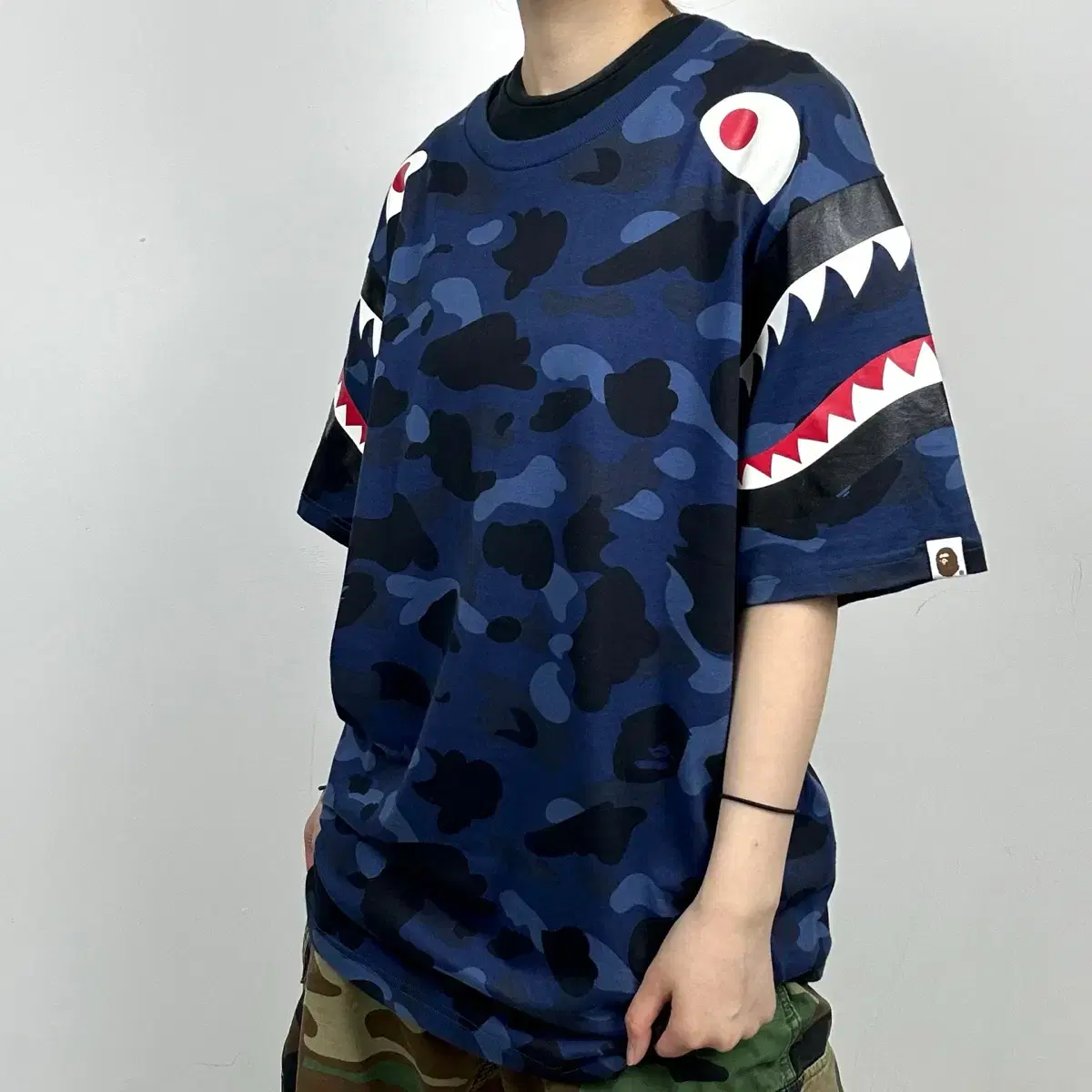 (무료배송) BAPE 베이프 카모 숄더 샤크 반팔티