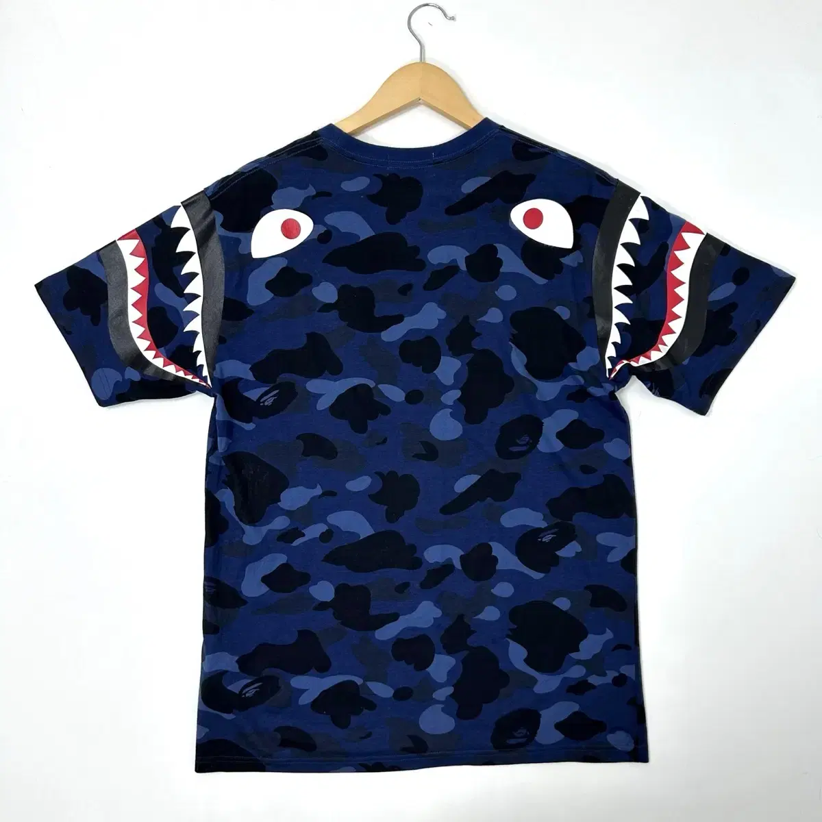 (무료배송) BAPE 베이프 카모 숄더 샤크 반팔티