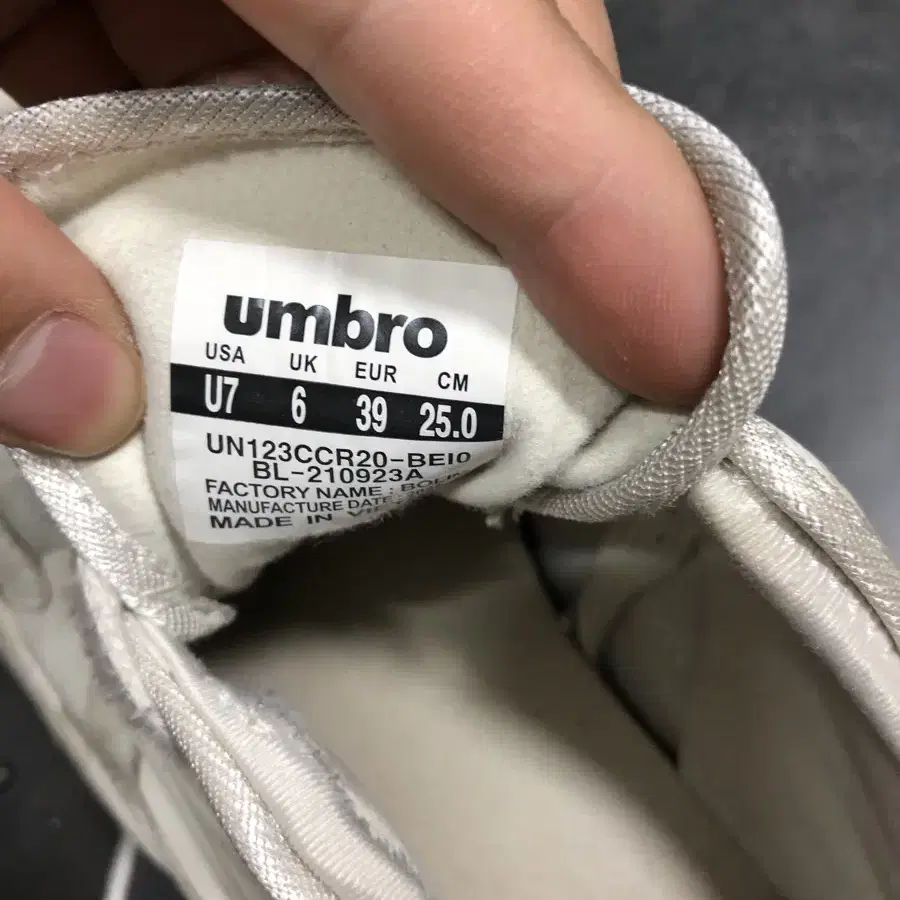 Umbro 엄브로 운동화 250