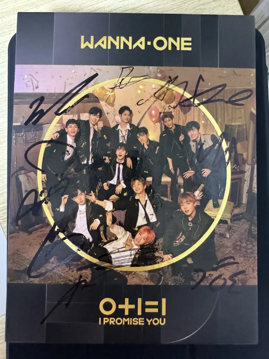 I want to sell you a signed Wanna One album !