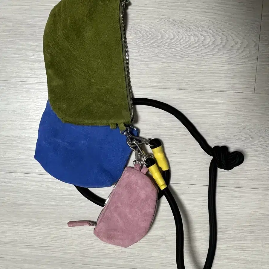 더뮤지엄비지터 MULTI COLOR KEYRING MINIBAG