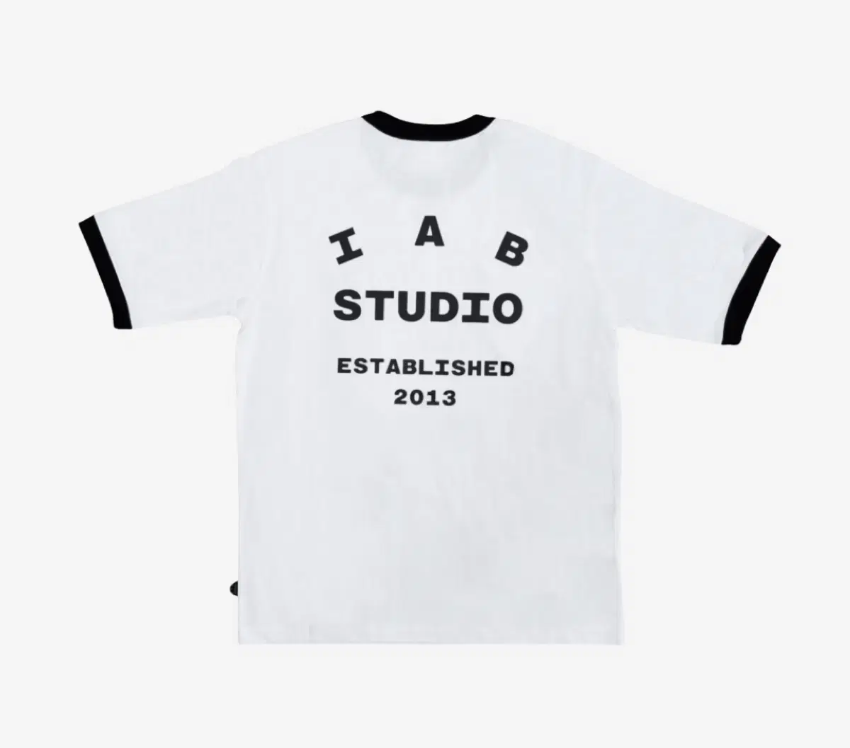 [M] iApp Studio White Black