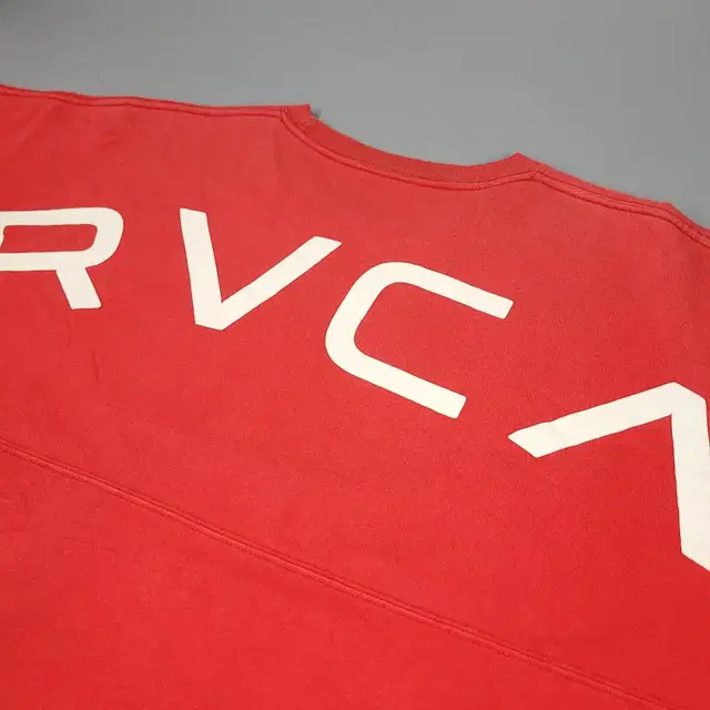 루카 RVCA 피그먼트 레드 블랙 화이트 로고패치 절개 백프린팅 오버핏