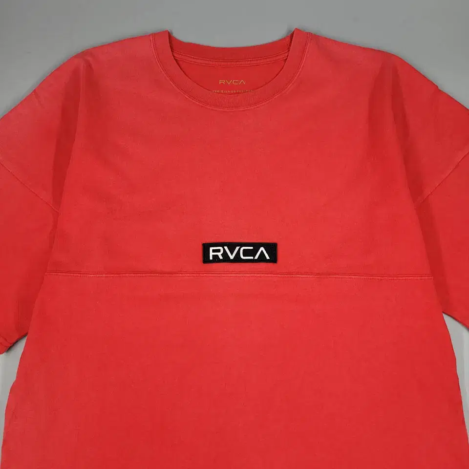 루카 RVCA 피그먼트 레드 블랙 화이트 로고패치 절개 백프린팅 오버핏