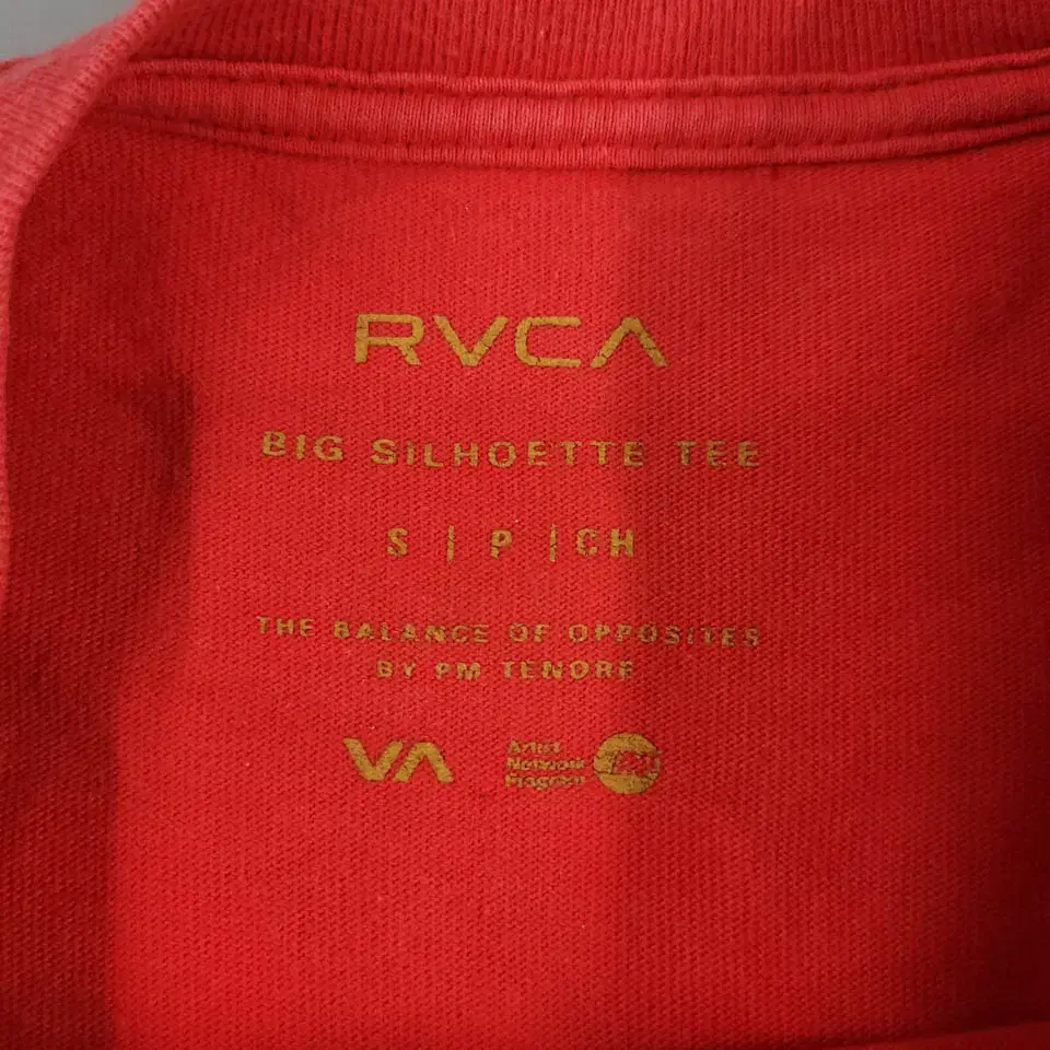 루카 RVCA 피그먼트 레드 블랙 화이트 로고패치 절개 백프린팅 오버핏