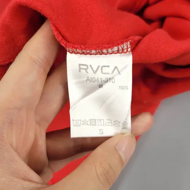 루카 RVCA 피그먼트 레드 블랙 화이트 로고패치 절개 백프린팅 오버핏