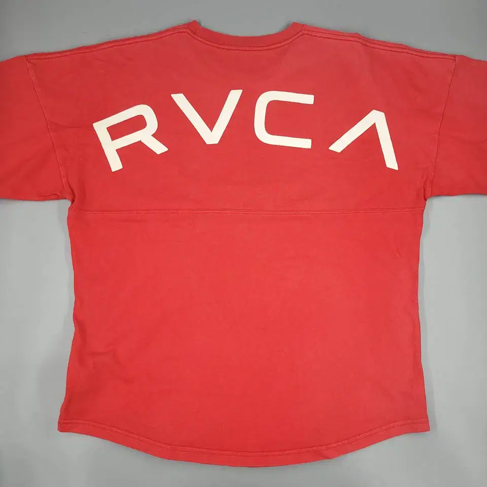 루카 RVCA 피그먼트 레드 블랙 화이트 로고패치 절개 백프린팅 오버핏