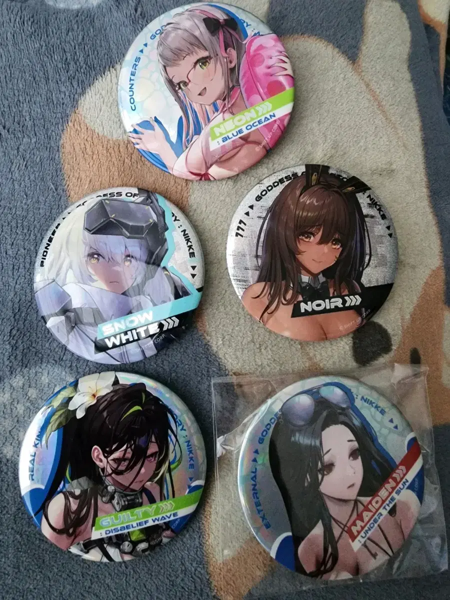 Nikkei Random Can Badges sell for 8000 won each