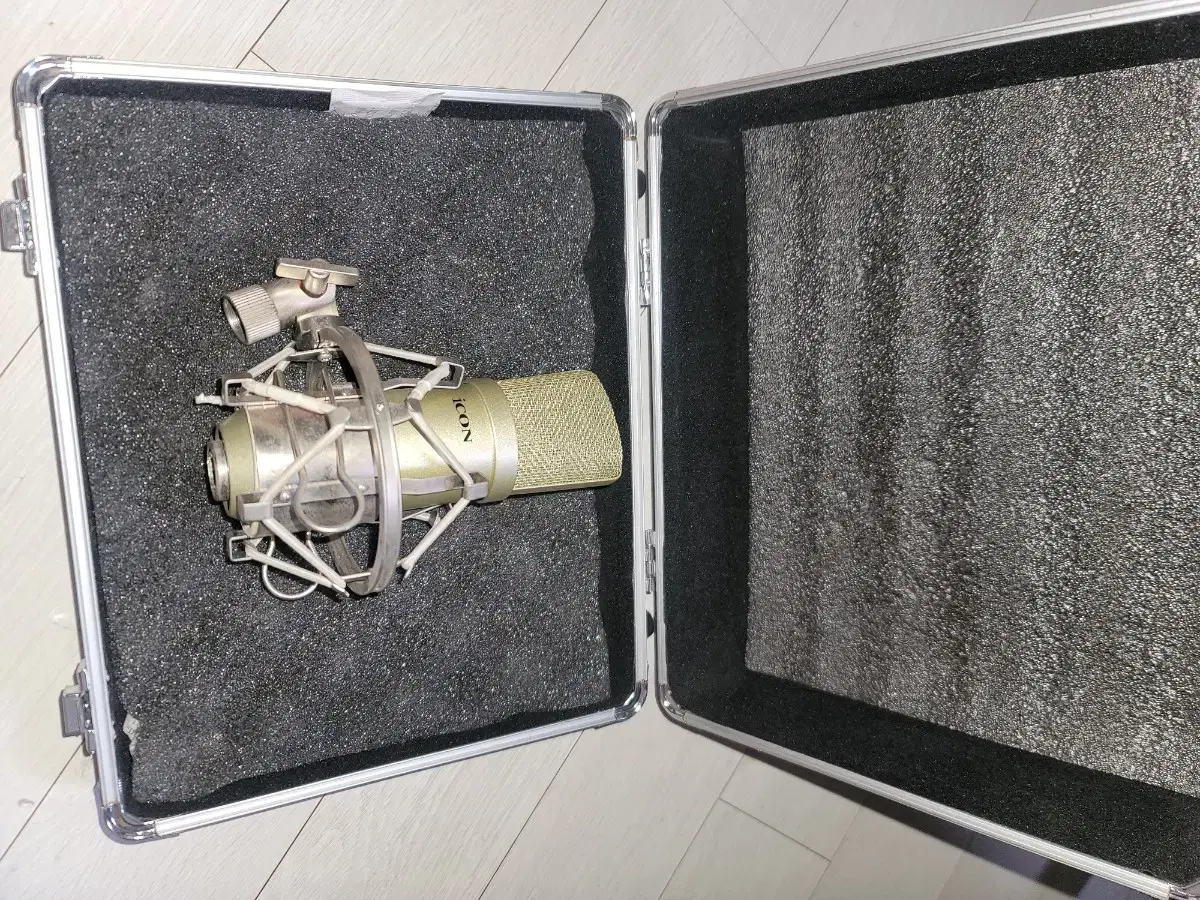 icon Sell M1 Condenser Microphone.