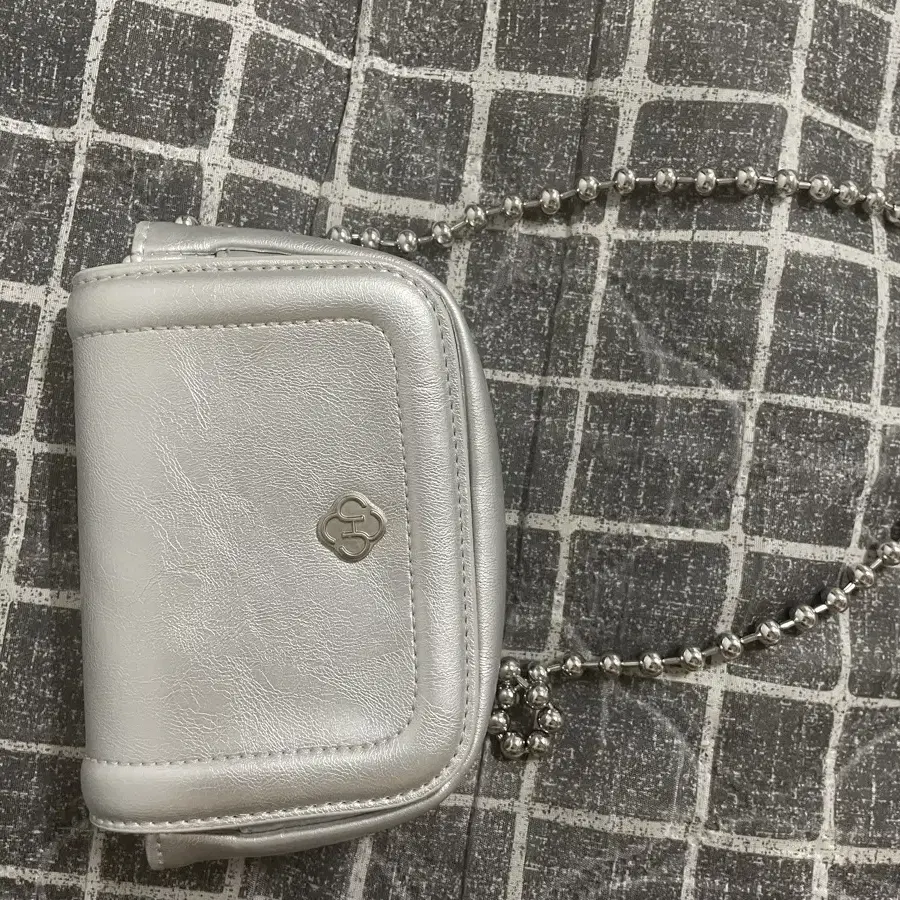 히어리 poppy chain mini bag silver