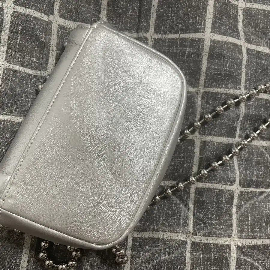 히어리 poppy chain mini bag silver