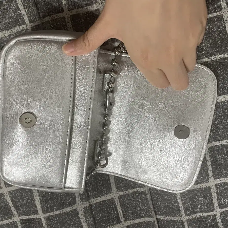 히어리 poppy chain mini bag silver