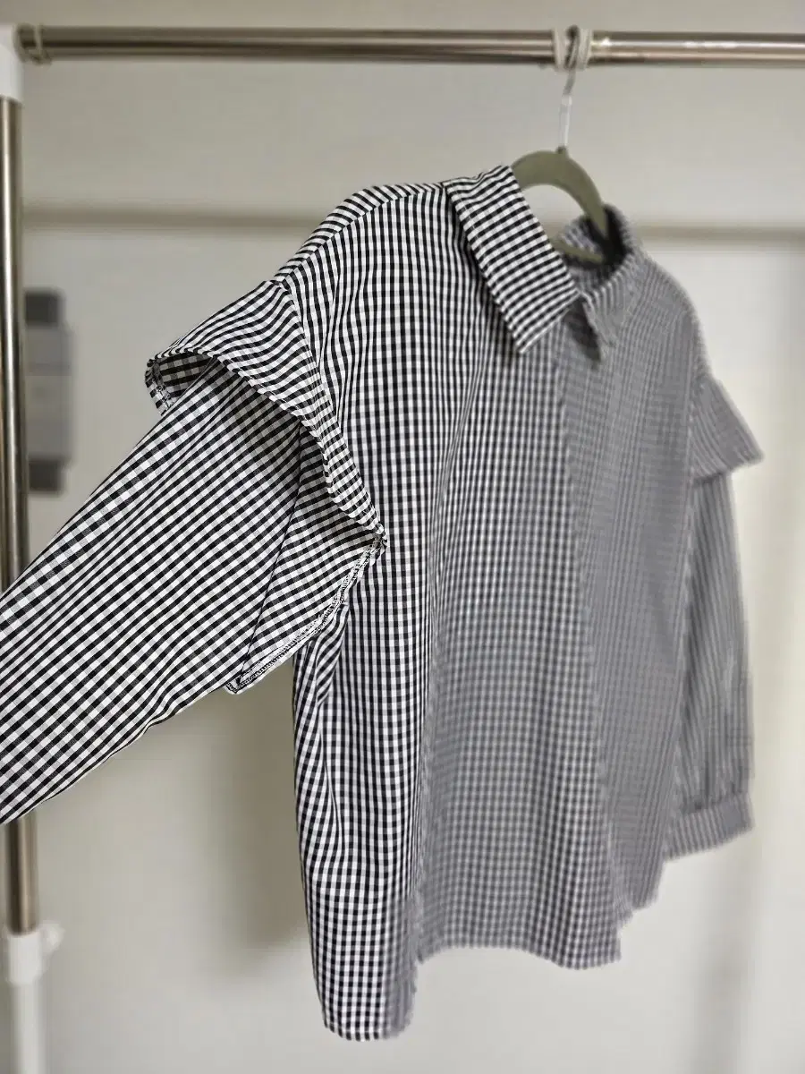 Free) One-time wear! Cute checkered bow blouse