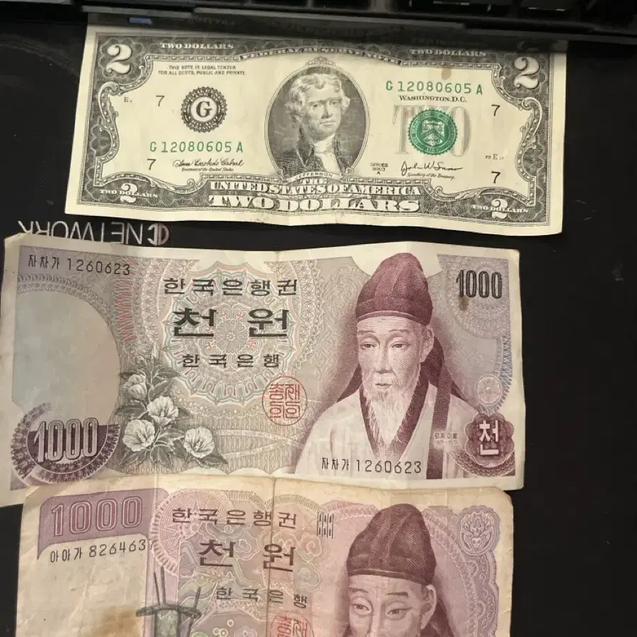 천원권 2장 2달러 지폐1장 팝니다