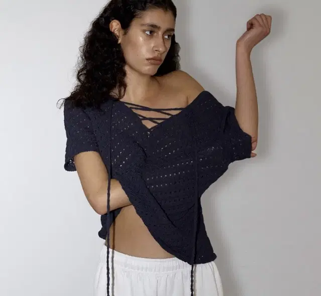 [폴리수엠] WOMANLY CROCHET TOP (CHARCOAL)