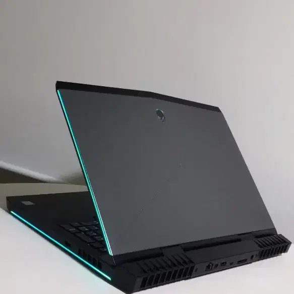 DELL ALIENWARE 17 R4 / GTX 1070 / 17.3인치