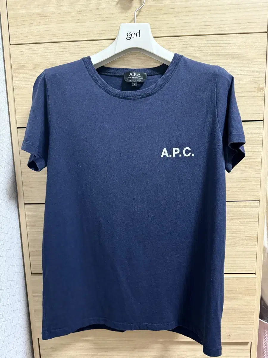 정품)아페쎄 APC 우먼 반팔티 네이비S사이즈