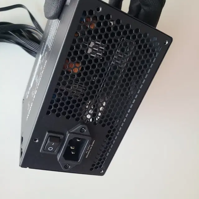 다크플래쉬 SAVEMOST 600W 83+ 블랙 PC 파워 서플라이