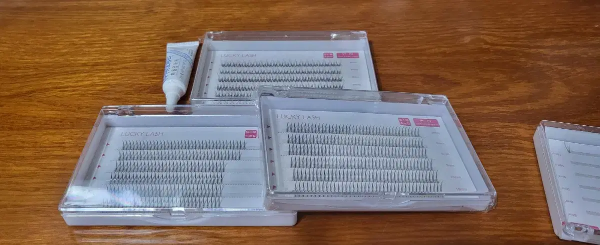 Stranded Eyelashes