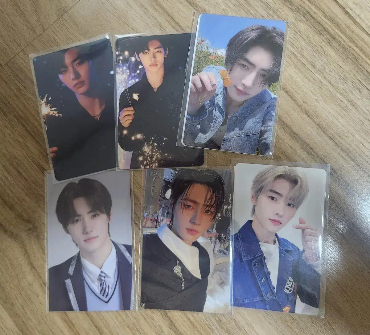 Enhypen sunghoon photocard sells photo cards.