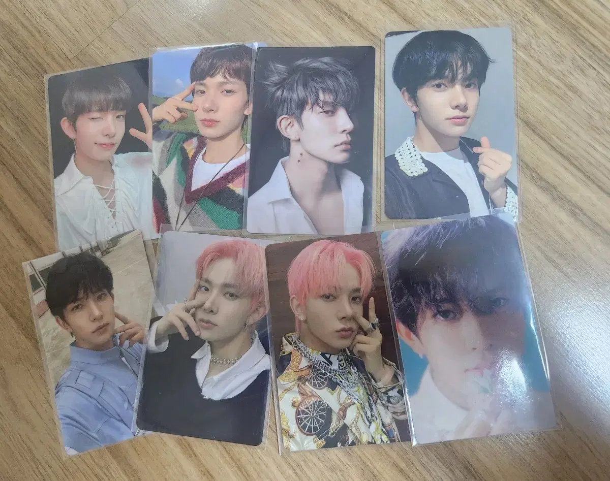 Enhypen heeseung photocard sells photo cards.