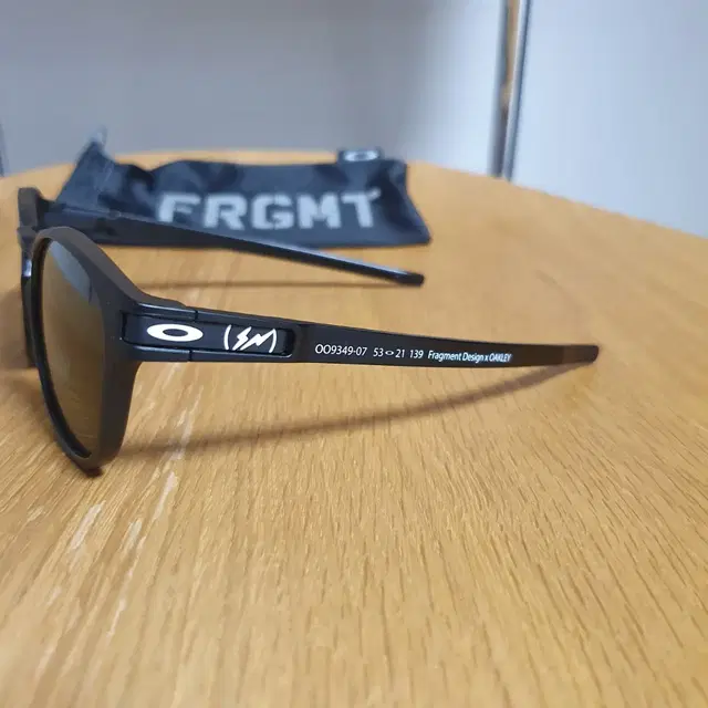 오클리 프라그먼트 레치 Oakley fragment LATCH