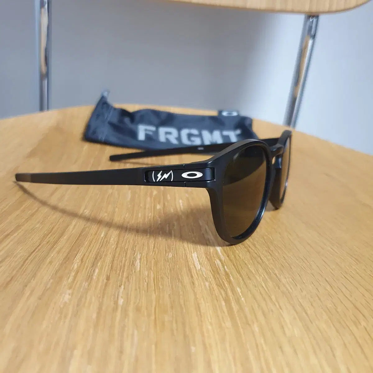 오클리 프라그먼트 레치 Oakley fragment LATCH