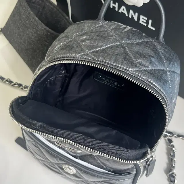 샤넬 23N 코코네쥬 CC 로고 퀄팅 백팩 블랙 chanel 가방